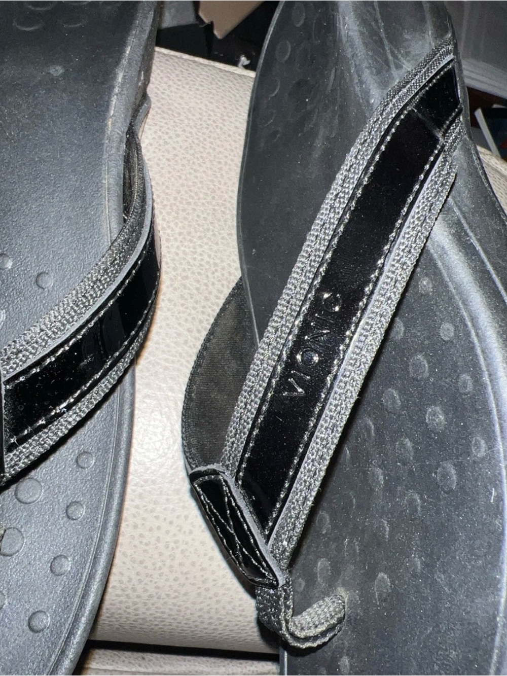 Vionic High Tide Thong Patent Trim Sandal Women's Size 9 GUC! - Picture 3 of 10